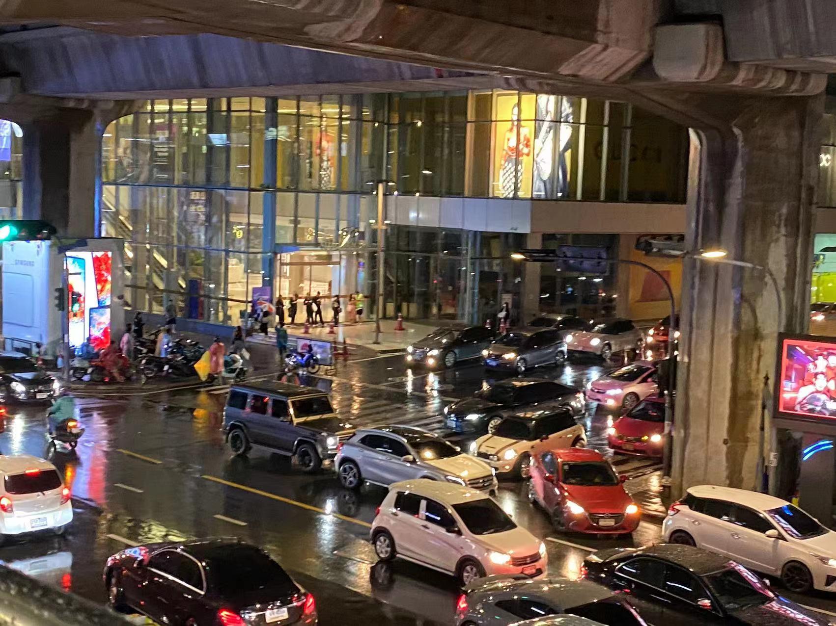 中国游客亲历泰国购物中心枪击案：躲影院2小时，众人狂按电梯想逃