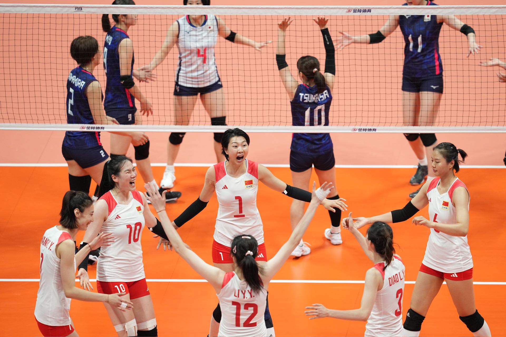 3-0胜日本队！中国女排，冠军！ 赛季开门红!中国女排3:0完胜日本女排