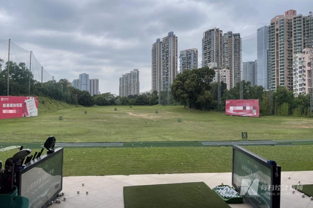 “70栋会员别墅暂未受影响”，深圳核心区首个高尔夫球场为配合地铁建设将停业，周边千万级豪宅频“日光”