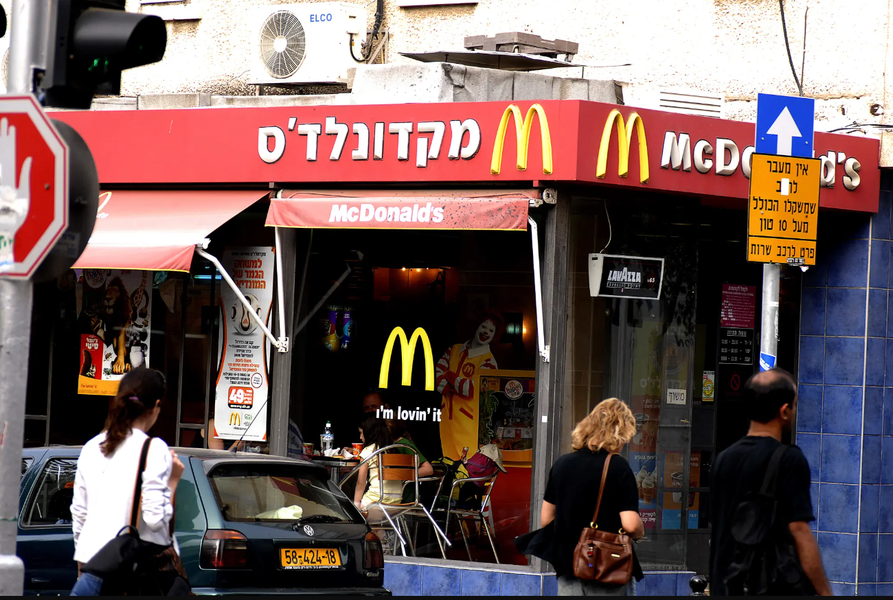 巴以冲突蔓延到快餐界：以色列麦当劳“出手”，中东多国麦当劳“反击”