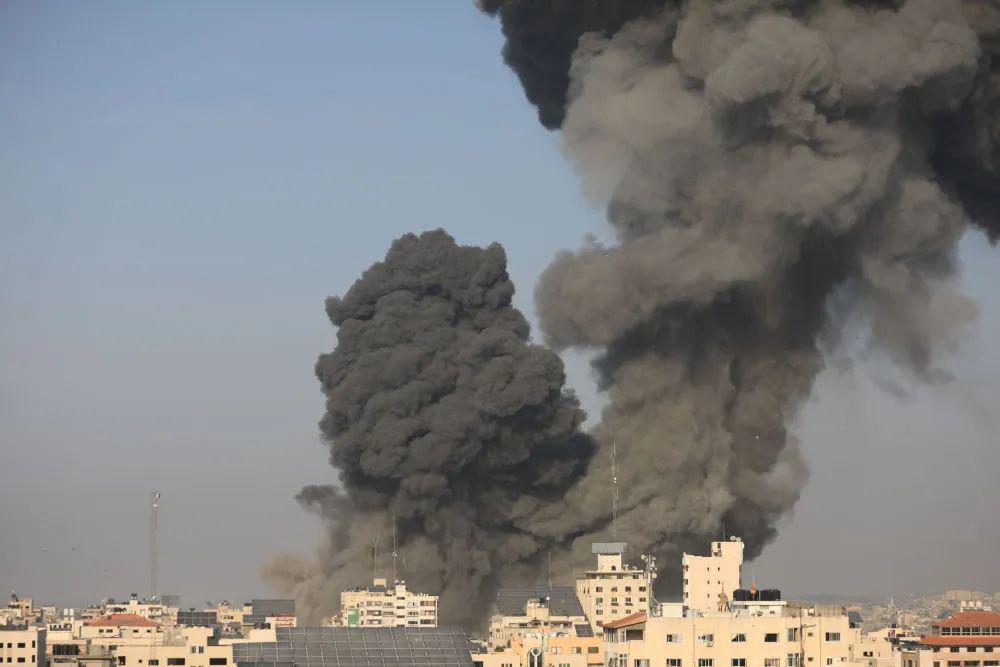 以色列坦克夜袭加沙地带，以总理内塔尼亚胡：正向哈马斯倾泻地狱之火