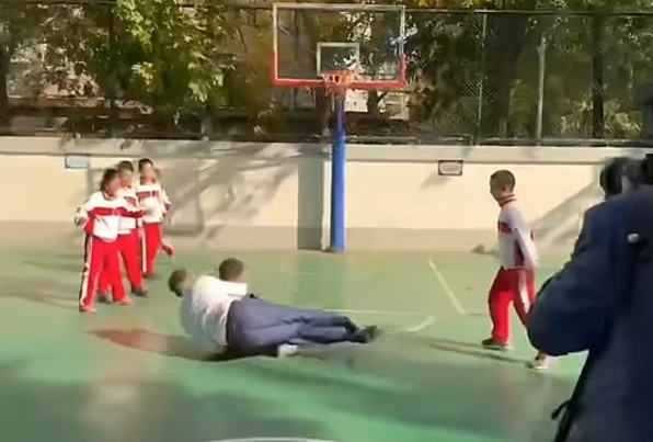 美媒：加州州长访问北京一学校时想展示篮球技巧，出现小意外