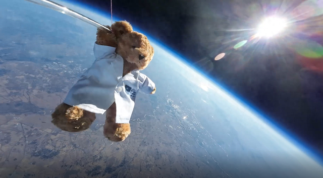 玩具熊飞上万米高空与地球合影！封面新闻对话主创团队
