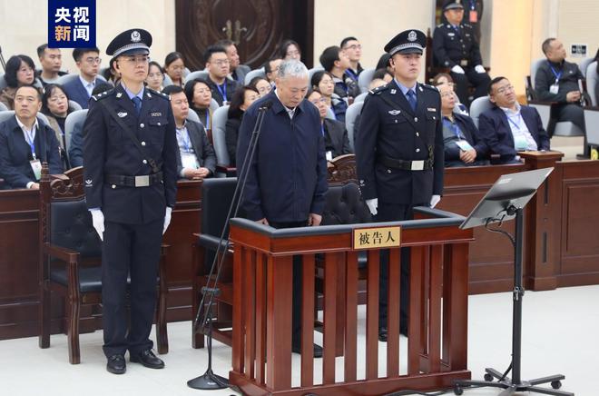 内蒙古自治区高级人民法院原党组书记、院长胡毅峰受贿、利用影响力受贿案一审开庭
