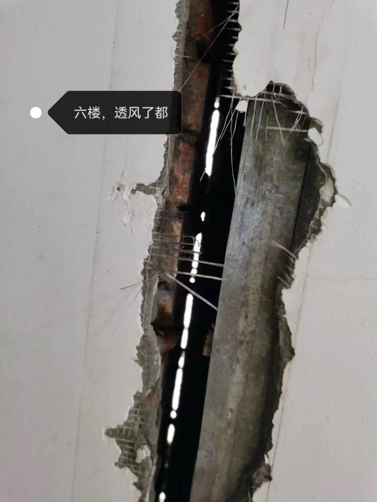 黑龙江中医药大学学生公寓三至六楼墙体开裂，校方称系伸缩缝，已转移学生