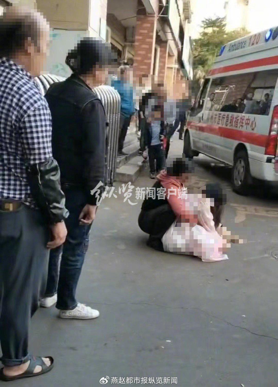 广西柳州一高三女生被男生当街捅伤，警方称凶手当场被控制