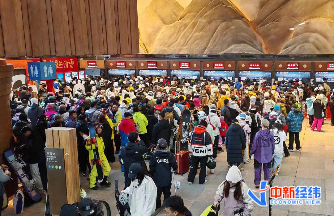 火车车厢站满人、千元酒店满房……这项运动为何今年爆火？
