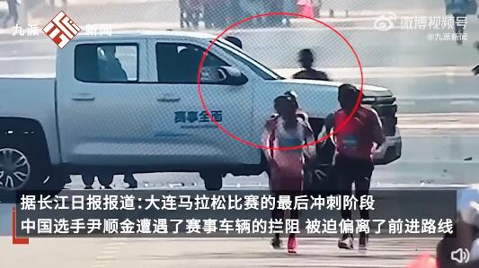 大连马拉松中国选手冲刺时被车挡住（大连马拉松中国选手冲刺时被车挡住!）