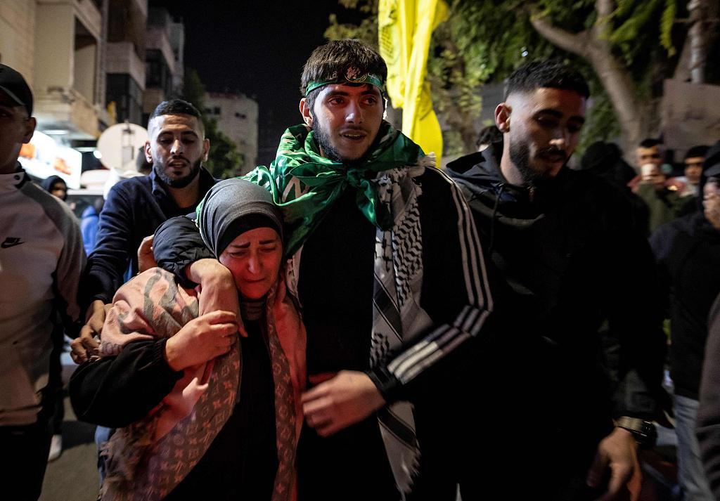 哈马斯和以色列分别释放第三批被扣押人员，巴以获释者讲述悲喜经历