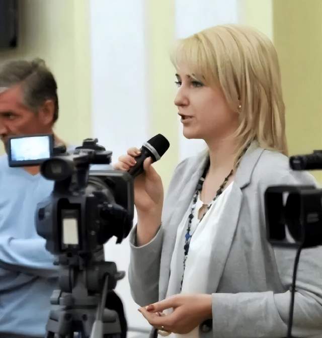 我是邓佐娃，40岁，记者，竞选俄罗斯总统