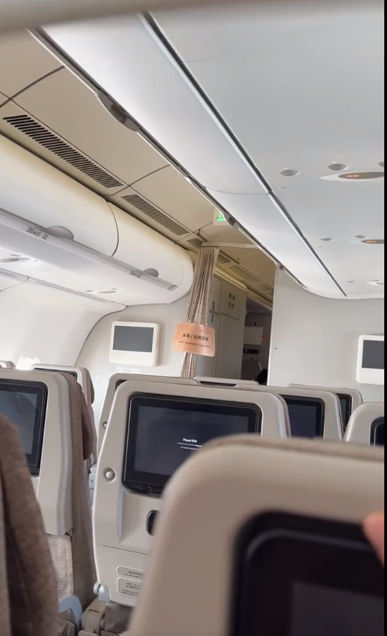 东航航班备降厦门，有乘客称经济舱补偿400元！多位乘客回忆：有烧焦味道，腿都吓软了……