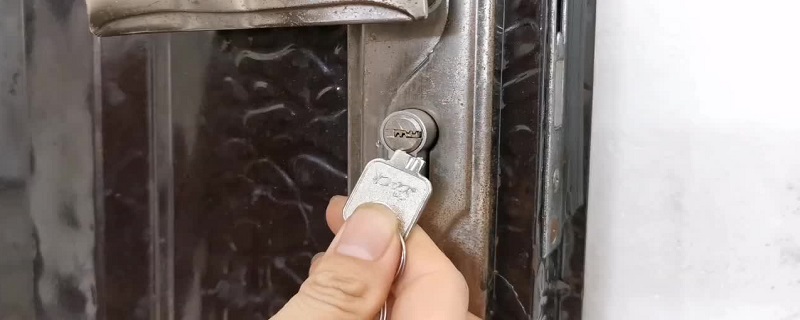 钥匙插在锁里拔不出来了怎么办（钥匙插在锁里拔不出来了怎么办视频）