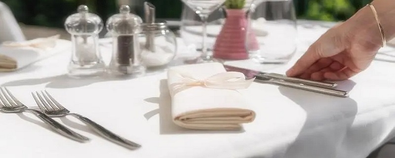 西餐的餐巾布怎么用 西餐的餐巾布怎么用视频