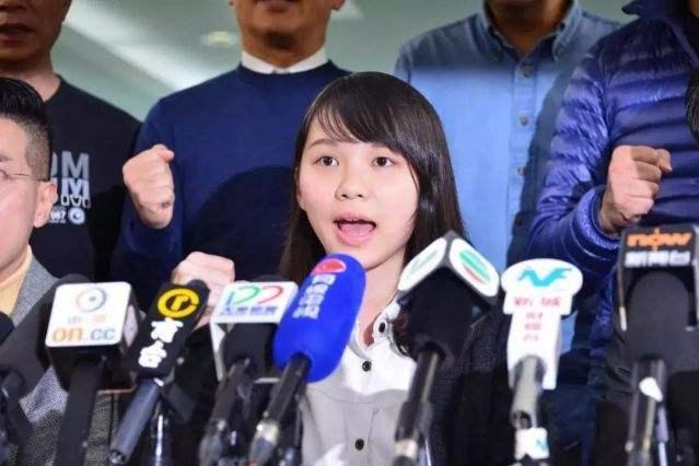 邓炳强回应周庭声称将弃保潜逃：她再一次出卖诚信，我予以谴责