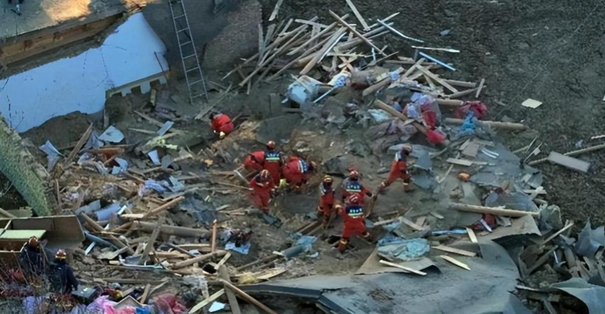 青海一村庄地震后山体滑坡19人被埋，村民：滑坡现场淤泥齐房顶，村民帮助救援