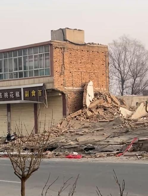 积石山县大河家镇村民：震后家中房屋部分坍塌，还在找住处