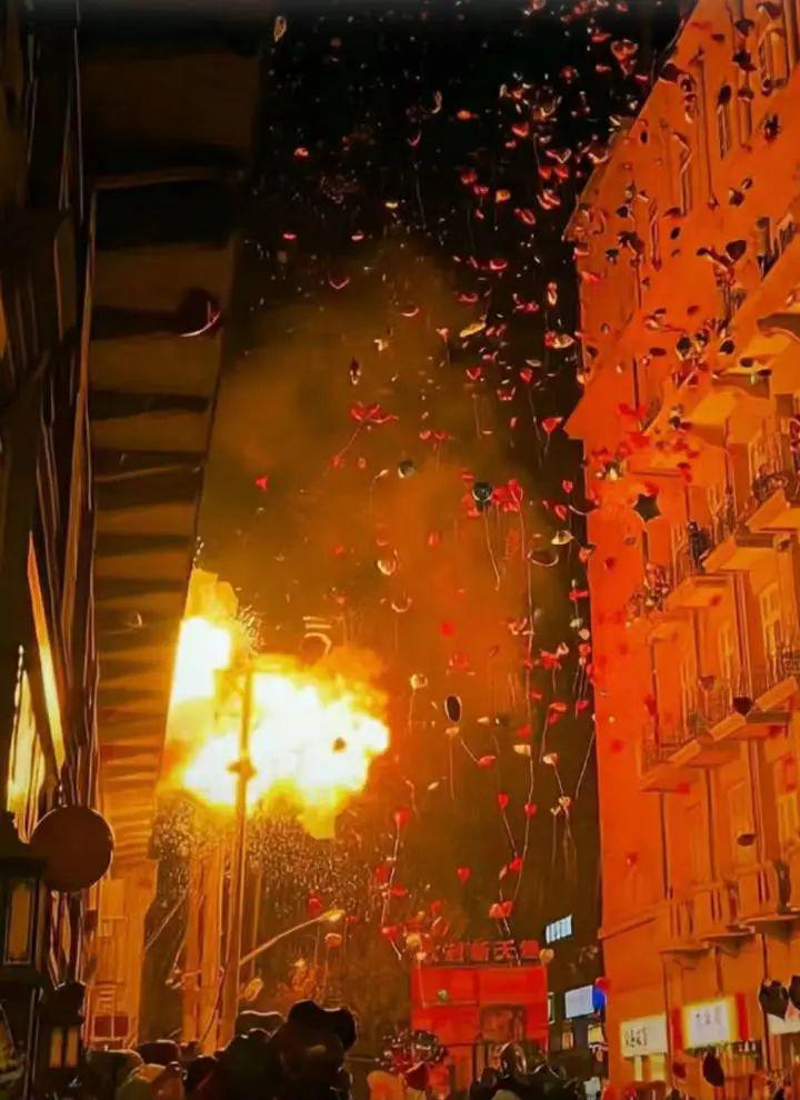 武汉跨年夜万人放飞气球引发爆燃！目击者：砰砰两声后，整条街瞬间跳闸……