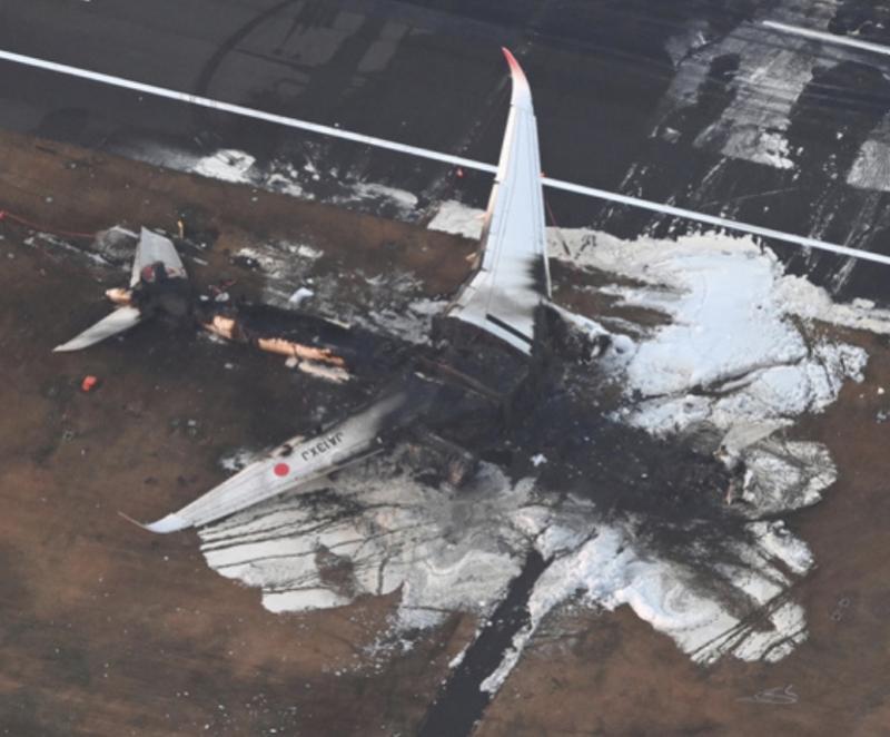 多图曝光！在羽田机场相撞的两架飞机严重烧毁，客机全机损毁