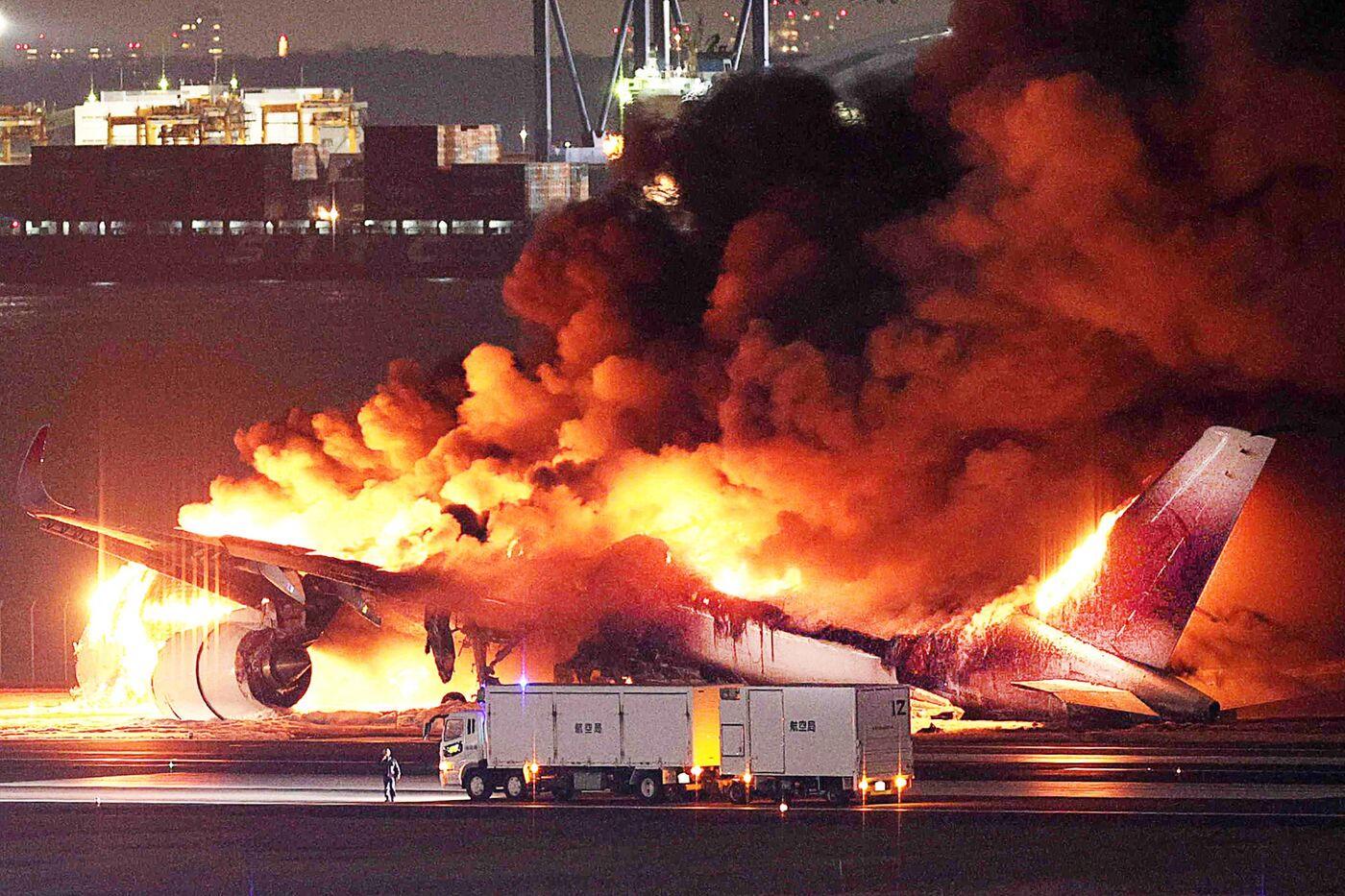 日本撞机事故机场通话记录公布 日本飞机撞大楼