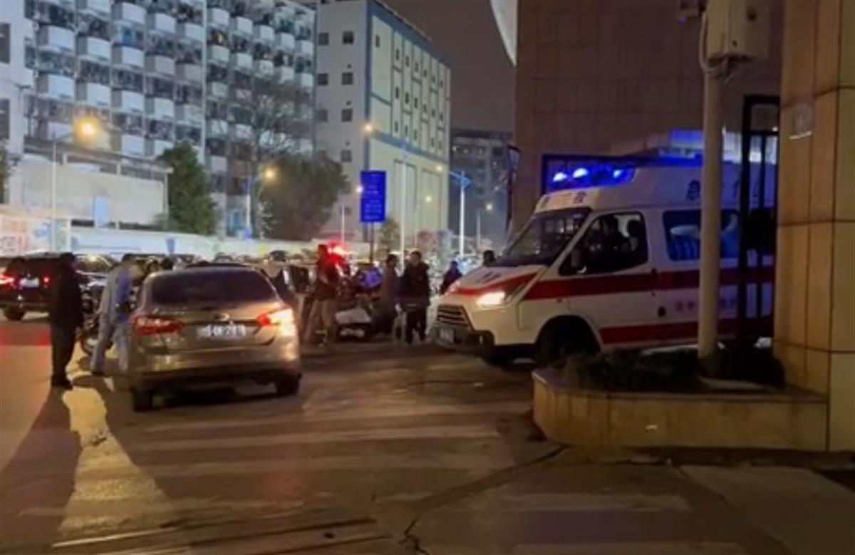 柳州120急救车被横停出口小车挡10分钟，病人经抢救无效去世？多方回应