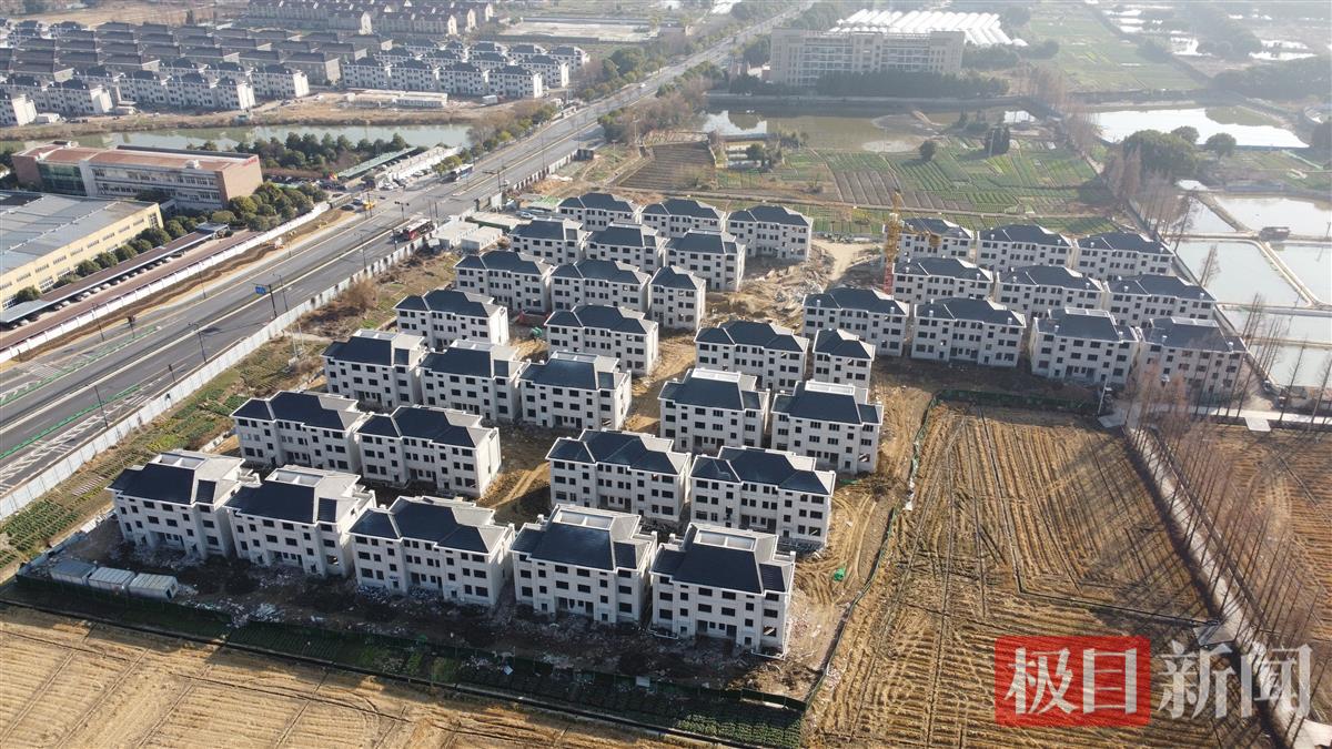 实探“178户众筹1.2亿建别墅”的杭州博陆村：每户面积300多平，小伙装修做婚房