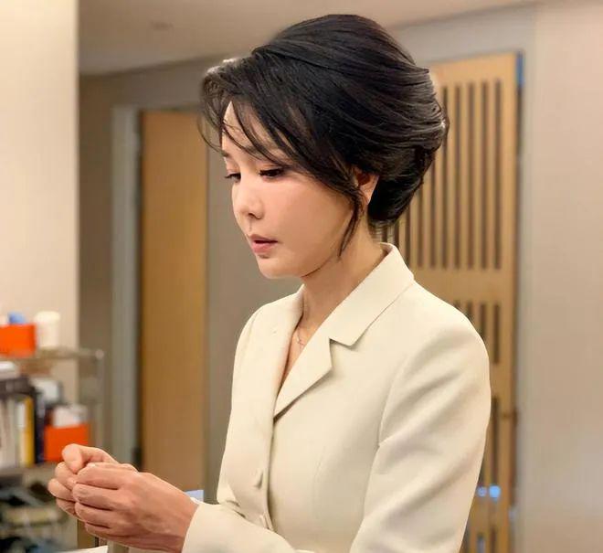 韩“第一夫人”收名牌包风波发酵，尹锡悦心腹发声后被要求辞职