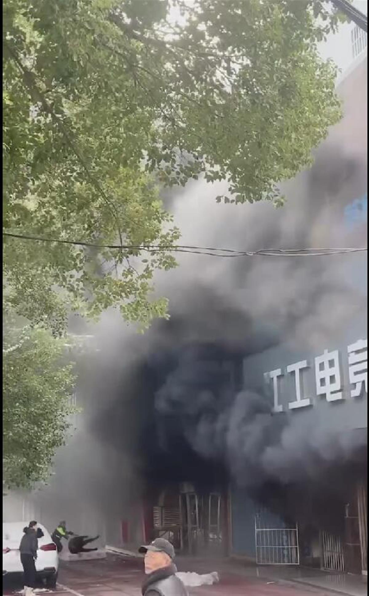 江西新余一楼房起火已致39人遇难，商户：着火的是地下商铺，看不到明火但有大量浓烟