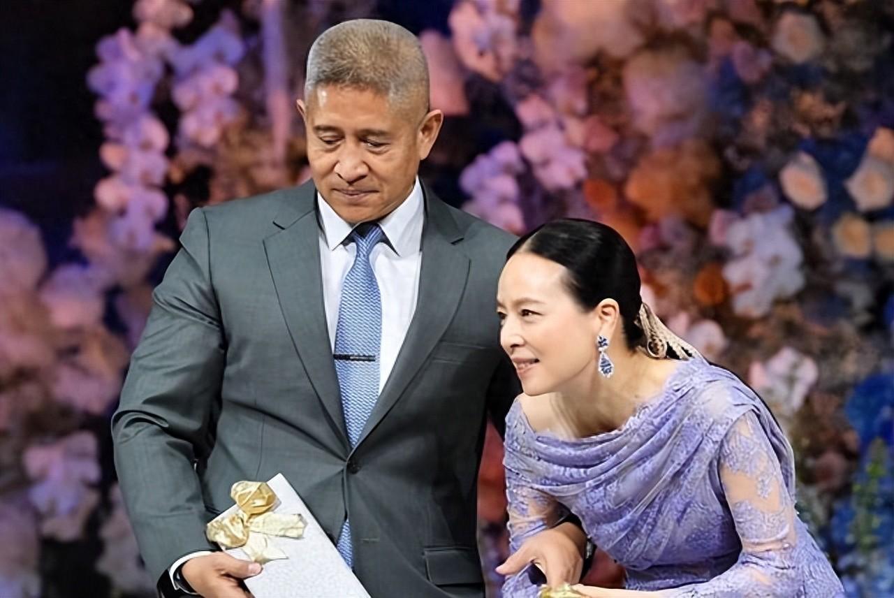 泰国华裔富婆闪耀亿万富豪婚礼！穿蓝色蕾丝裙好嫩，老公也超帅气