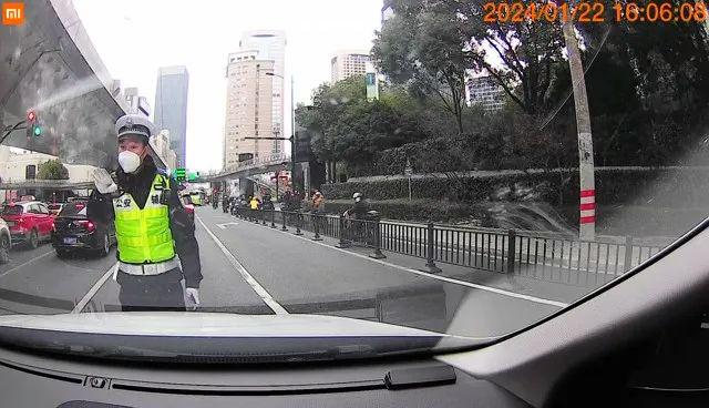 等红灯时不要刷手机！上海一司机被罚款200元、扣3分……市民对执法有疑惑，交警解释→