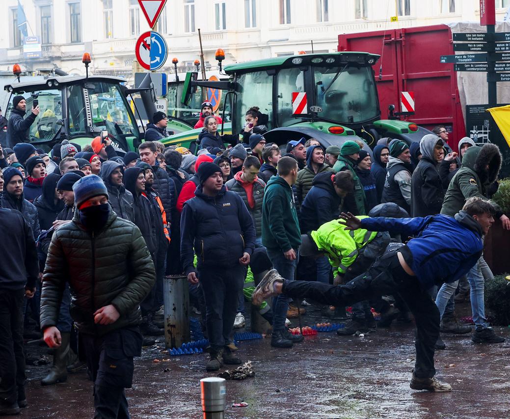 拖拉机围堵布鲁塞尔！农民抗议怒潮冲击欧盟峰会