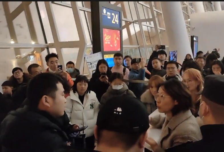 乘客在武汉天河机场被关飞机6小时呼吸困难，报警23次，南航回应