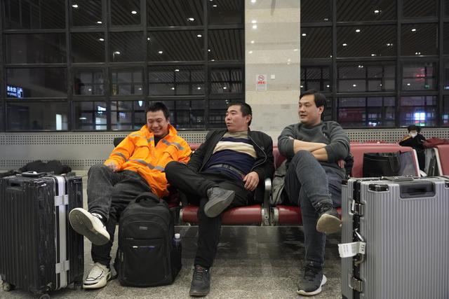 深夜北京西站，等待回家的人