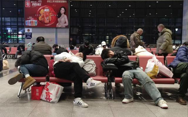 深夜北京西站，等待回家的人