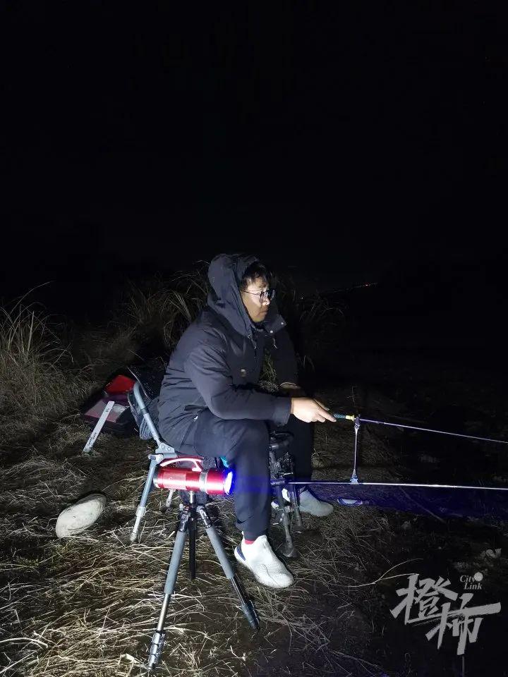 从中介辞职，38岁杭州男人当起钓鱼主播！零下3℃，他在荒无人烟的河边直播