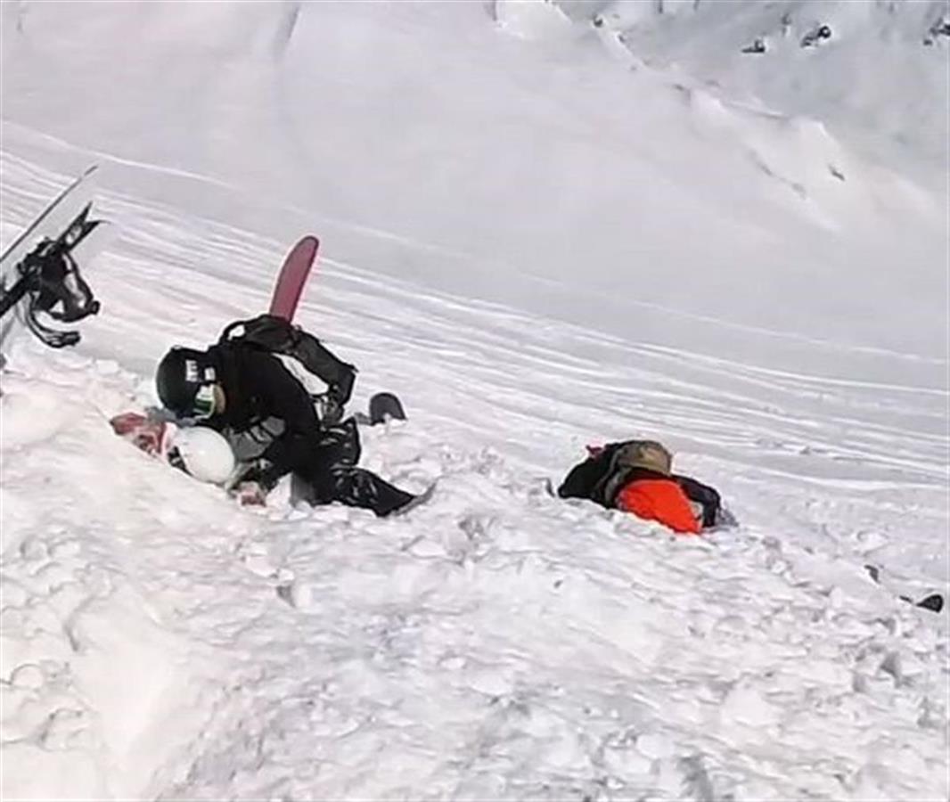 4人在喀纳斯景区一滑雪场滑雪被崩雪覆盖，救援雪友：两人自行脱险，众人救出另两人
