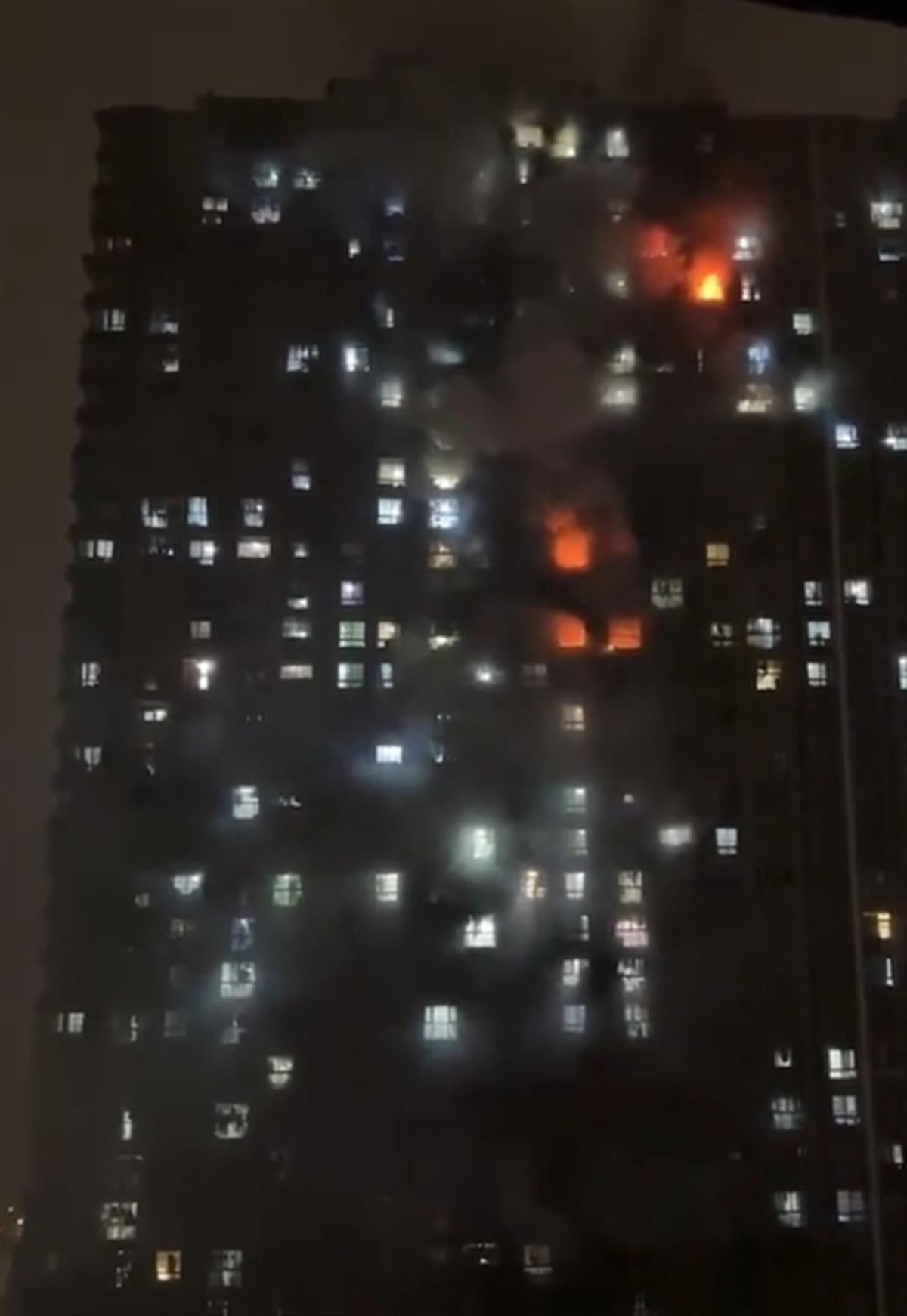 南京一高层住宅凌晨突发火灾致4人遇难，亲历者从15楼跑到地下停车场逃生