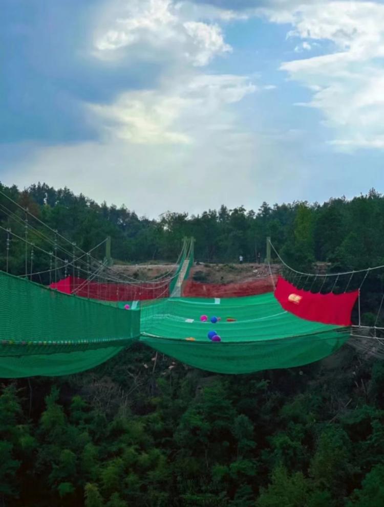 浙江一游乐场设200米高网状游乐项目被质疑，回应：安全，每天检查