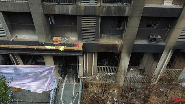 南京居民楼火灾亲历者讲述逃生经过，小区曾被投诉有消防隐患