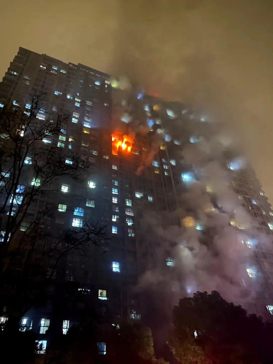 南京火灾15人遇难：停满电动车的架空层，存在隐患的采光井 | 深度聚焦