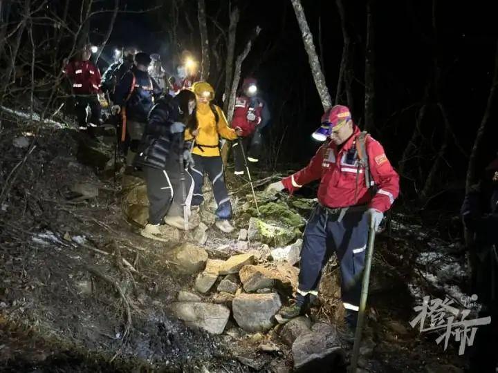 -15℃深夜，14人被困浙北第一高峰龙王山！救援队员不慎跌落摔伤，获救男子发长文悔过……