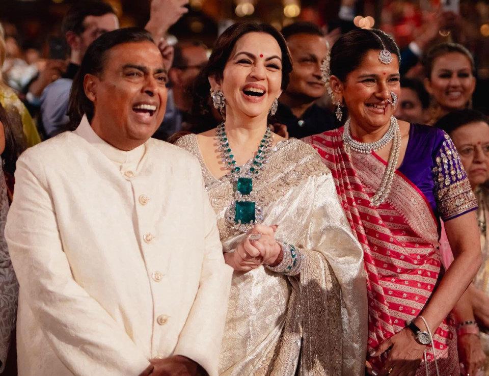 印度首富的60岁太太惊艳，在儿子的婚前派对登台表演，高贵且灵动