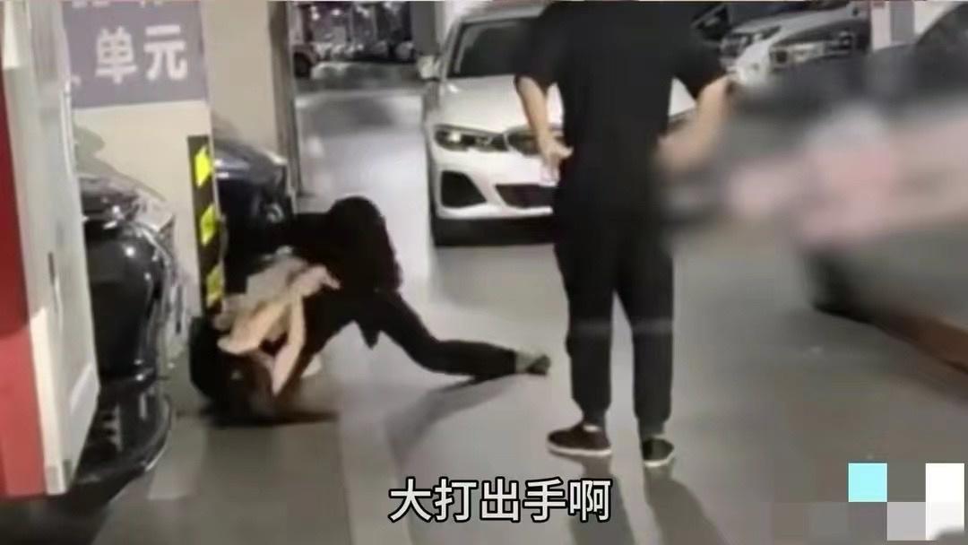 东莞两名女车主因会车纠纷停车场打架 一男子上前劝架“误入镜头”遭网暴