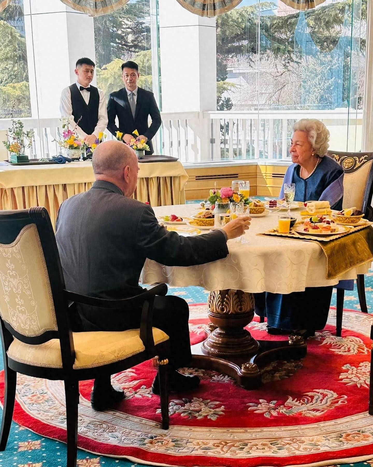 87岁柬埔寨太后在北京过妇女节！国王亲自陪同吃饭，吃得很丰盛