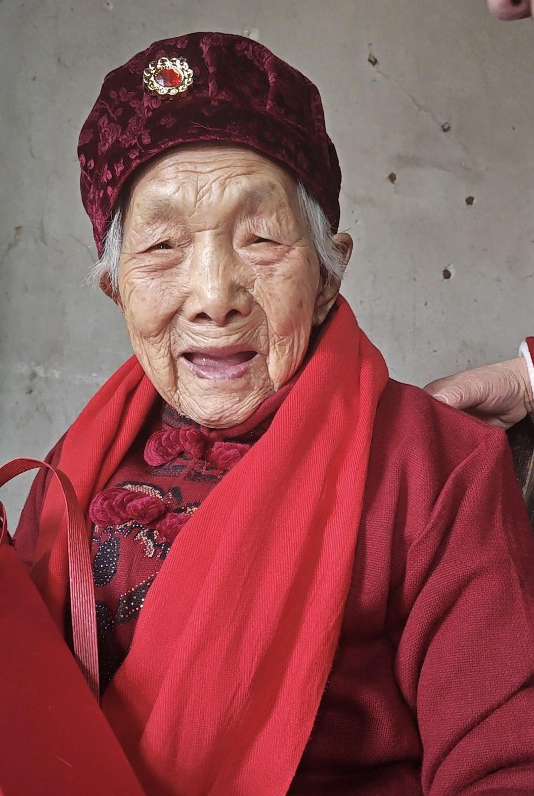 好温馨！湖南110岁娭毑过生日，给小自己超百岁的玄孙女喂蛋糕