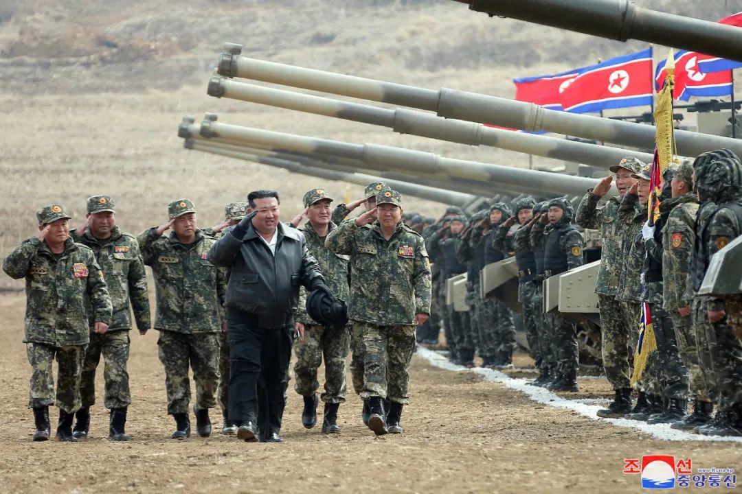 外媒：金正恩驾驶朝鲜新型坦克
