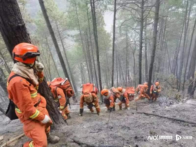 雅江森林火灾蔓延成3个火场，1200余人正在扑救