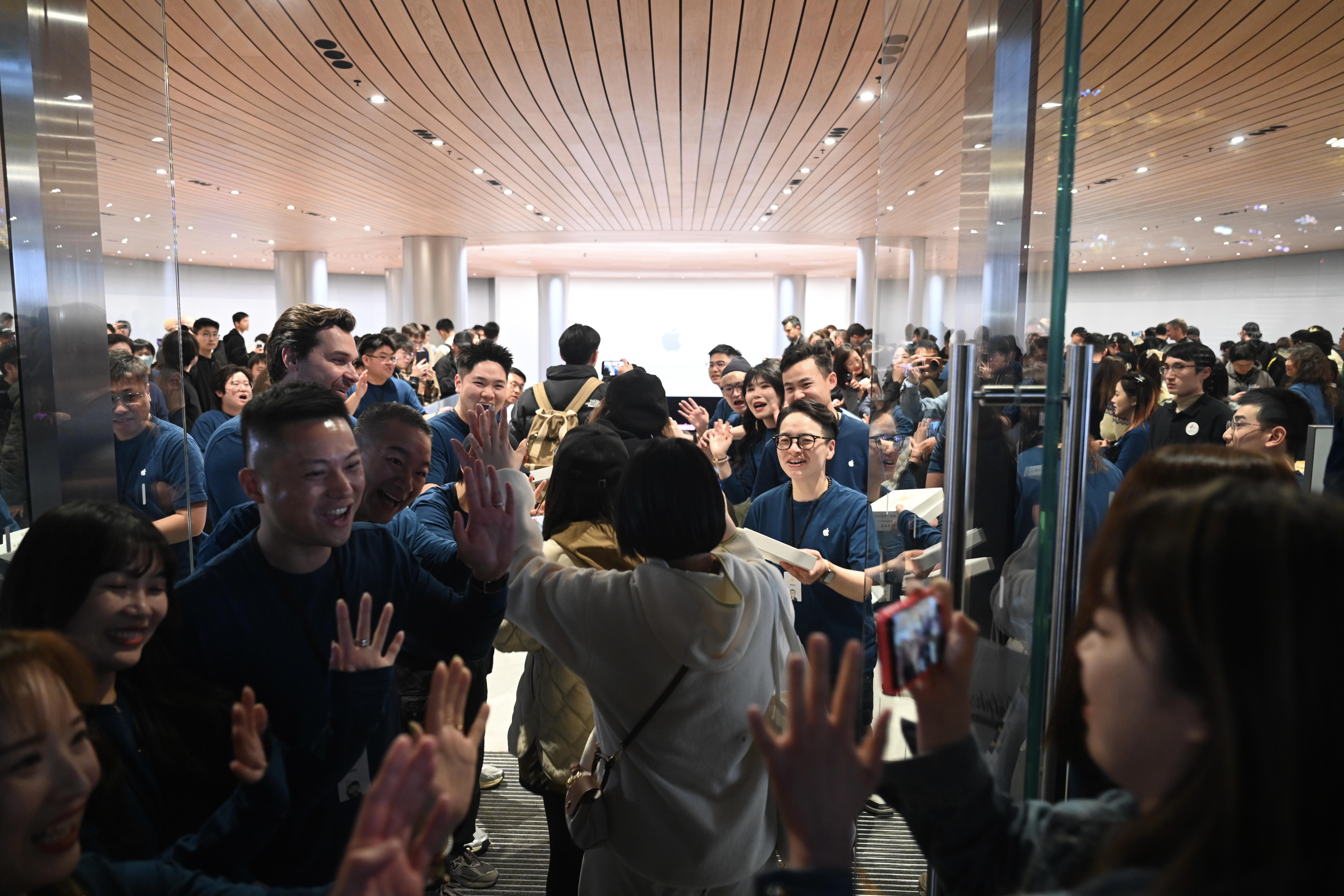 全球第二大苹果零售店在沪揭幕，开门仅1小时宣布营业结束