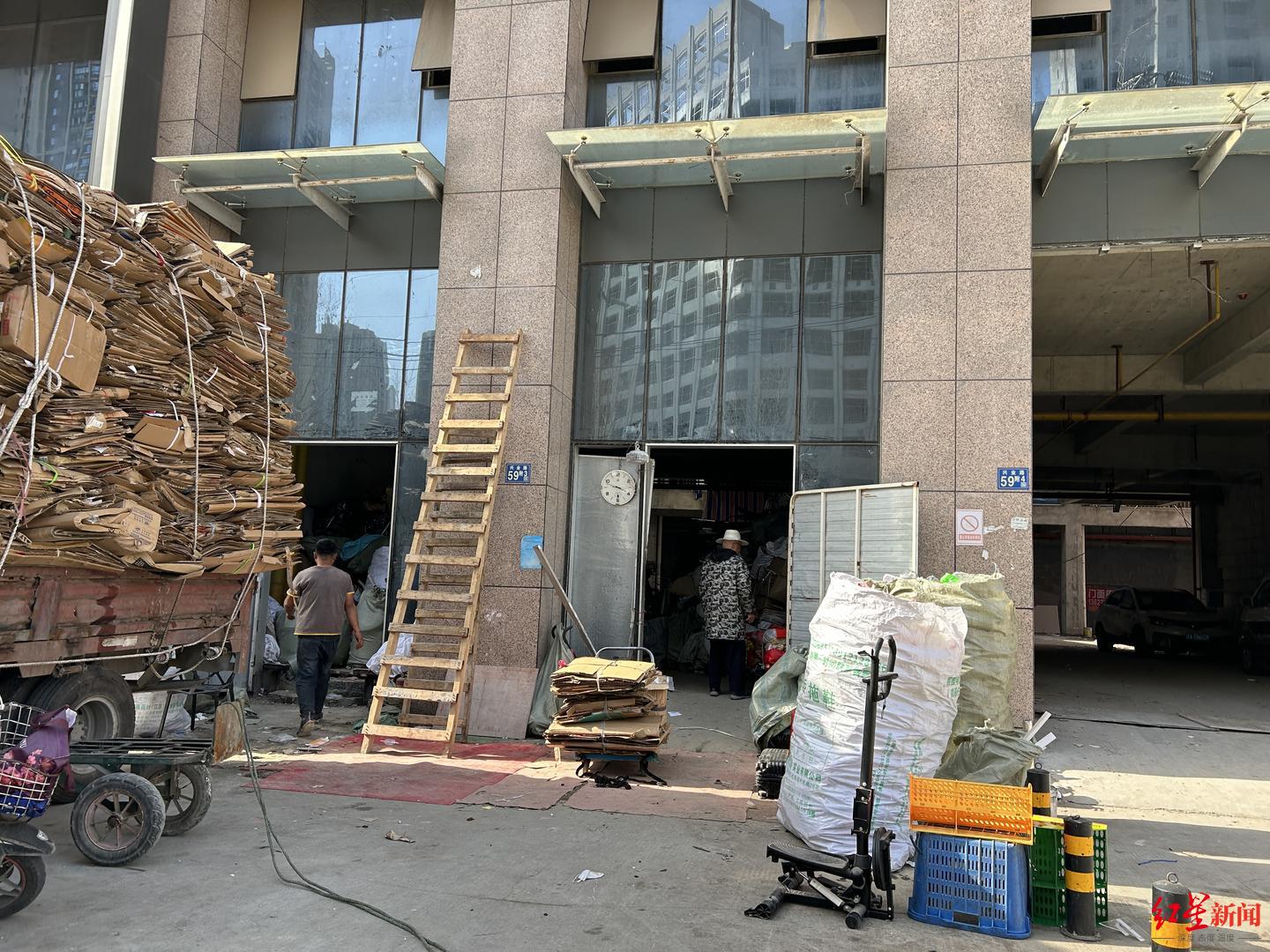 武汉一商业体堵塞消防通道被认定违建，区长上“电视问政”曝光两年半至今未拆完