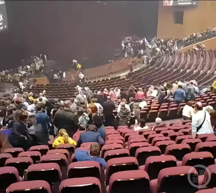 莫斯科音乐厅枪击事件亲历者：蹲最后一排座位下保命，同行女生不幸遇难