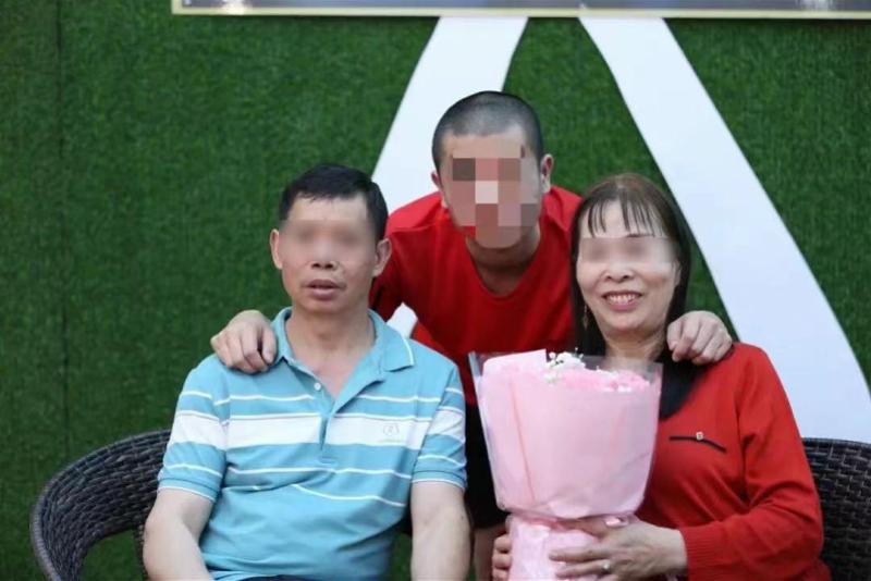 男子与父母失散25年后在广东监狱认亲！狱警帮其拍摄全家福